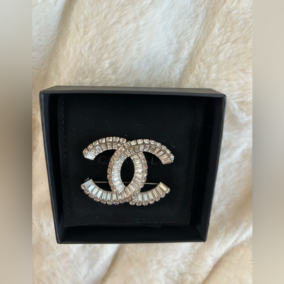 CHANEL CC Logo Signature Silver With Crystal Brooch - Picture 9 of 9